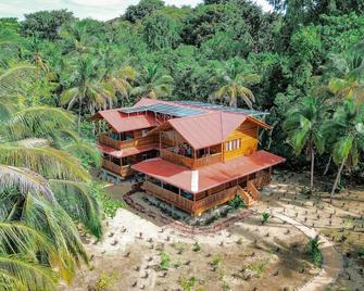 Casa Cayuco Eco-Adventure Lodge - Bocas del Toro - Building