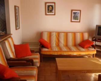 Seafront apartment on the 13th floor. - Portimão - Living room