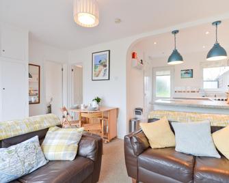 The Hideaway, 65 Salterns Beach Bungalow - Seaview - Sala de estar