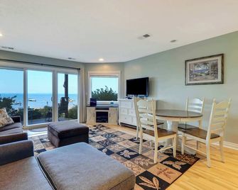 Beach 107 Luxury Condo on the Beach - Traverse City - Olohuone