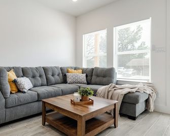 Brand New Home Near Downtown - Sulphur Springs - Wohnzimmer