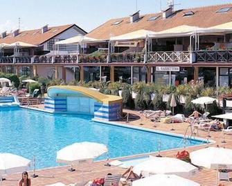 โรงแรมมารีน่า อูโน - ลิกนาโน ซาเบียโดโร - สระว่ายน้ำ