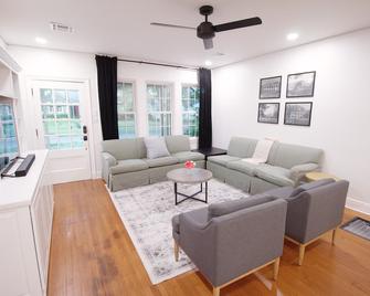 Cottage under the oaks! Walk to LSU games! - Baton Rouge - Wohnzimmer