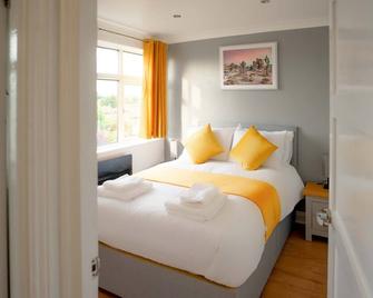 Riverside Thames & O2 Arena Retreat - Luxury 2bhk - Paddock Wood - Bedroom