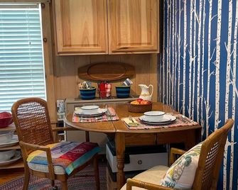 Loon Call Cottage: 1 min. Walk to Little Sebago Lake Front + Hot Tub & Canoe - Gray - Dining room