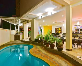 Squareone - Hostel - Patong - Piscina