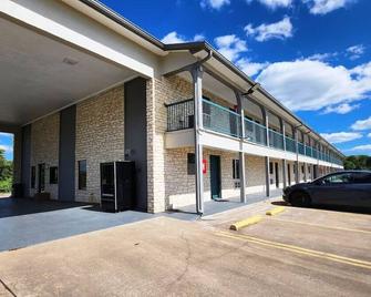 Enjoy a Hassle-Free stay! Free Breakfast Near the Wharton County Museum - Wharton - Building