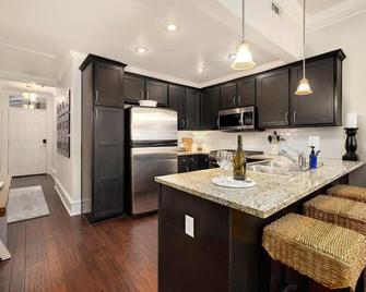 The Metro - Dtwn Fay Condo- 2 Blocks To Dickson St - Fayetteville - Kitchen