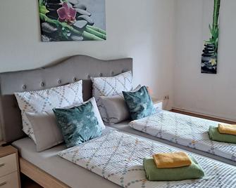 Vacation apartment 100sqm brLiving br3 double beds BedroombrKitchenbrBathroom - Kemnitz - Habitación