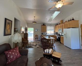 Rural home wheelchair accessible, pet friendly close to River & lake & I-80. - Meadow Vista - Living room