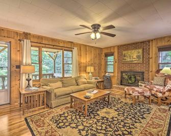 Near Hiking Roaring Gap Retreat with Fire Pit! - Roaring Gap - Sala de estar