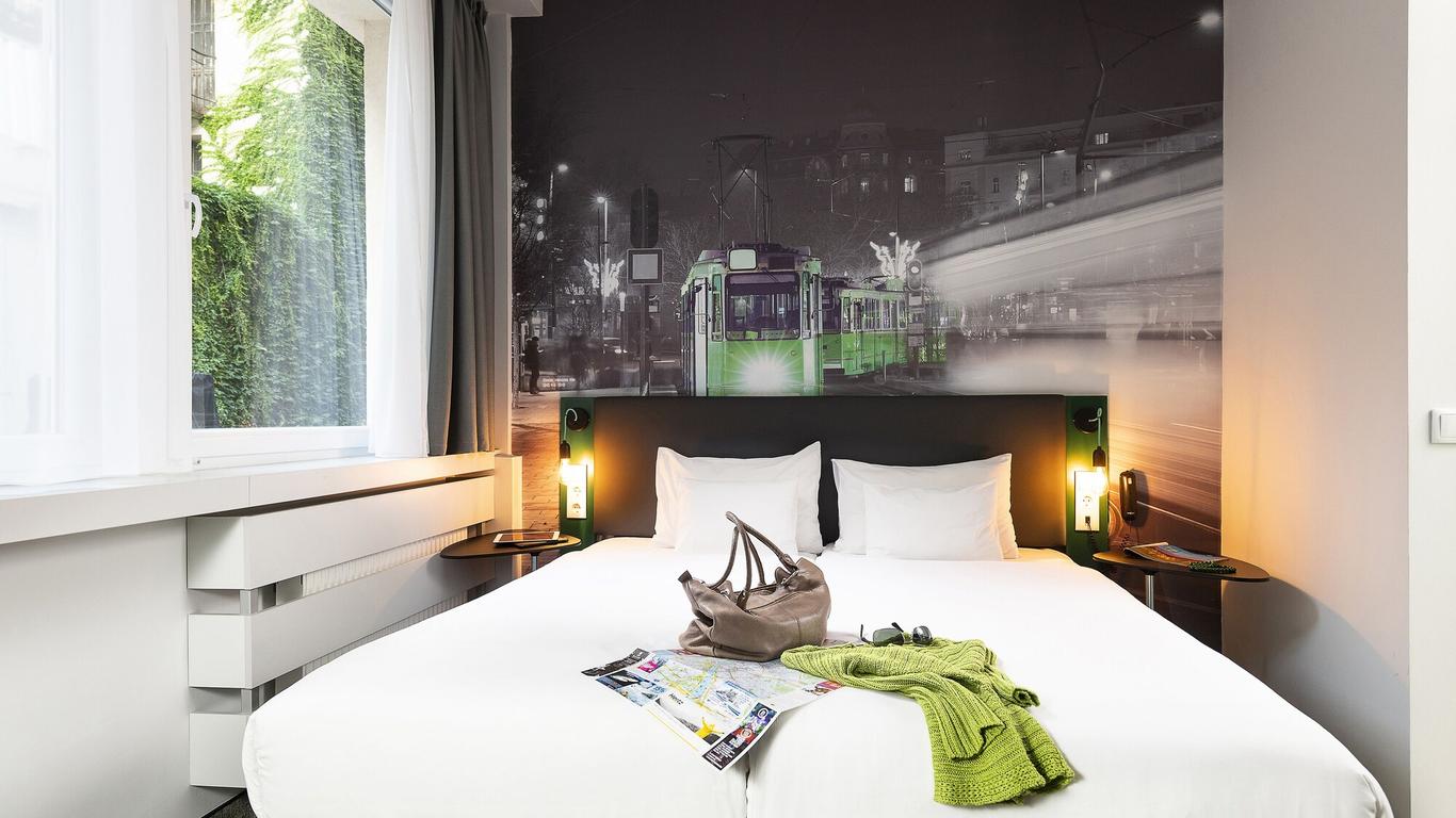 ذا ثري كورنرز هوتل آنا