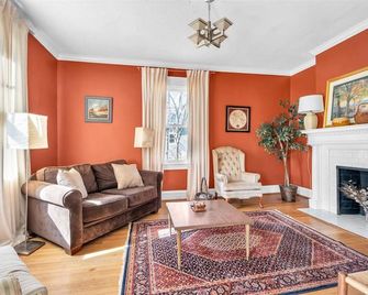 Vintage Charm In Lakeside | A Timeless Rva Retreat - Henrico - Living room