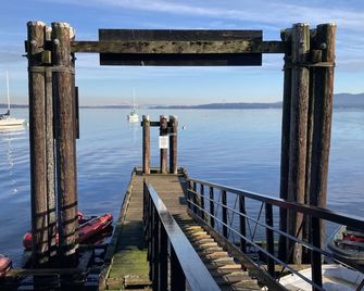 Steps To The Beach - Mill Bay - Balcony