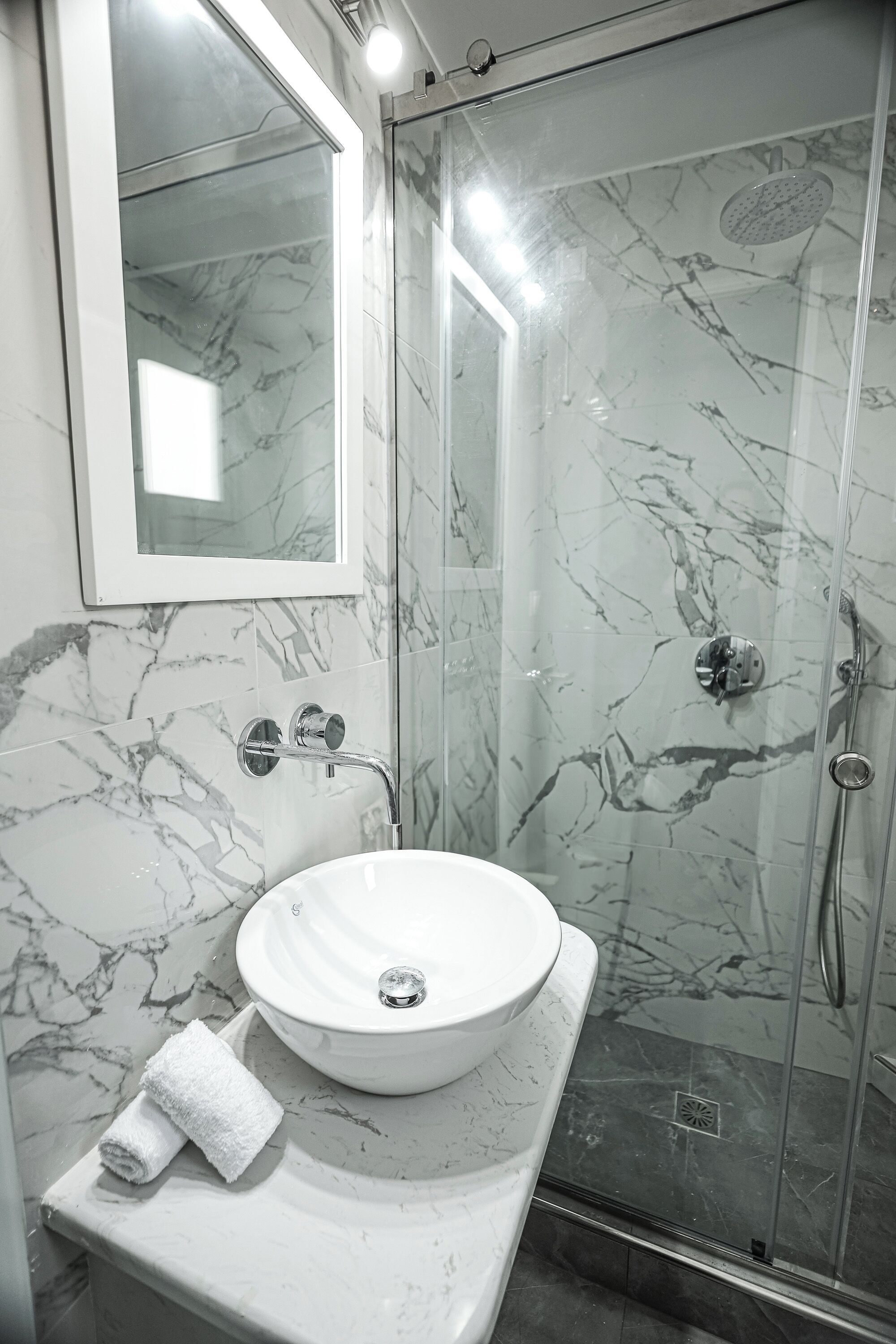 Xaravgi Resort Suites - Thera - Bad