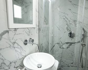 Xaravgi Resort Suites - Thera - Casa de banho