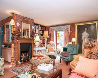 Dorrington Court - Shrewsbury - Living room