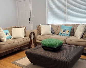 Beautiful and convenient house - Duncan - Wohnzimmer