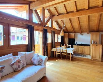 Magnifique et cosy chalet La Marmotte, St-Martin, Val d'Hérens - Saint-Martin - Salon