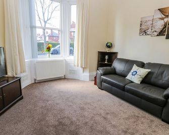 Sailors Lodge - Filey - Living room