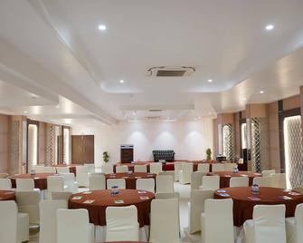 Grand Sarovar Portico, Latur - Latur - Restaurant