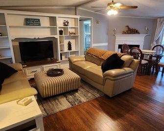 Discover 5 Acres of Secluded Luxury on the Marsh and Close to the Beach: Edisto - Edisto Island - Living room