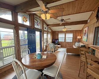 The Rusty Hook - Adorable Beach Cabin! 2 Bed, 2 Bath, Sleeps 6 - Crystal Beach - Jadalnia