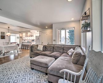 Serene Carnation Abode 2 Mi to Snoqualmie River - Carnation - Living room