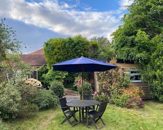 Cosy leafy cabin near city centre. Free parking - Manchester - Patio