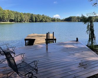 Cozy mountain home on Private Lake - Saluda - Binnenhof