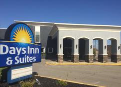 Days Inn & Suites by Wyndham Cincinnati North - Cincinnati - Edifício