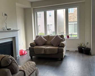 Bedroom Ensuite (Unit 1) @Welland, ON…a cozy bedroom space with jacuzzi - Thorold - Living room