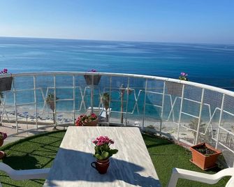 لا لوكاندا ديل كونفينتو - تروبيا - شرفة