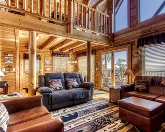 Majestic Mountain View - Great Location! - Convenient To Everything! 2 Bedroom Cabin by RedAwning - Pigeon Forge - Obývací pokoj