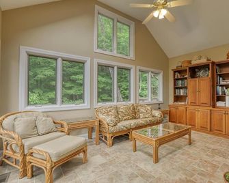 Lakefront, 10 Bedrooms, 5.5 Baths, Sleeps 32, Dock, Twin Cove Marina. 6 Mins I75 - Caryville - Living room
