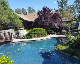 Pearl in The California Mother Lode - Sonora - Pool