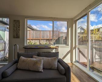 A premier smart condo with parking - Seattle - Living room