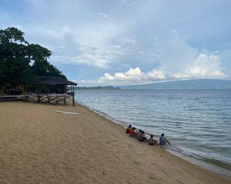 Siuri Cottages - Tentena - Playa