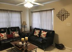 Great Location near Downtown & Airport - Tampa - Living room