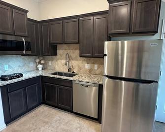 Peaceful getaway close to the city. Minutes to Everything. Amenities galore! - Rosharon - Kitchen