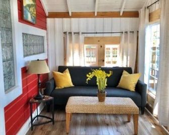 Three Lovely Cottages On One Lakefront Property ~ Sleeps 22! - Silver Lake - Sala de estar