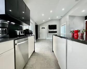 Charming 3-bedroom house in Bridgewater with AC - Bridgewater - Kitchen