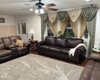 Country Charm! Billiards and Ping Pong Table & Sunroom, Spacious & Sleeps 14! - Mountain Grove - Sala de estar