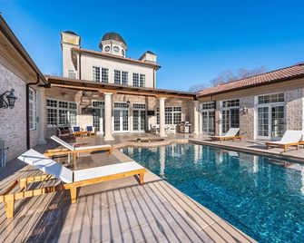 The Villa De Saye: Sleeps 20 | Luxe Pool & Hot Tub - Forest - Piscina