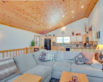 Lakefront Tomahawk Getaway with Deck and 2 Fireplaces! - Tomahawk - Вітальня