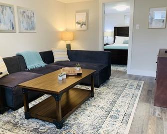 Inviting Bungalow Next to UNC - Free cruiser bikes! - Greeley - Living room
