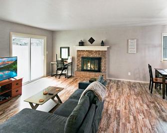 Remodeled Broken Arrow Home -Dogs Ok -Safe Location -Fully Privacy Fenced Yard - Broken Arrow - Living room