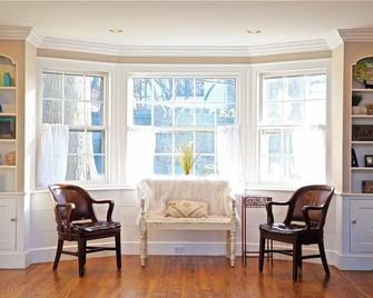 Charming 3 BD/2.5 BA with Fenced Yard and Solarium, 2 Mi to Calf Pasture Beach! - Norwalk - Living room