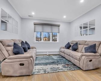 Luxe Living: Pool, Playground & Fireplace - Suffern - Huiskamer