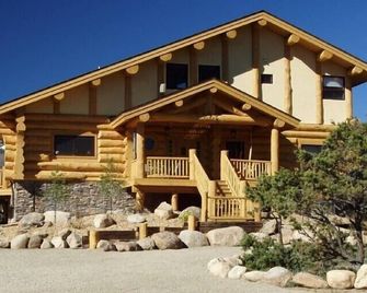Escape to an Extraordinary Log Home, amazing views, hot tub, secluded, tranquil - Buena Vista - Edificio